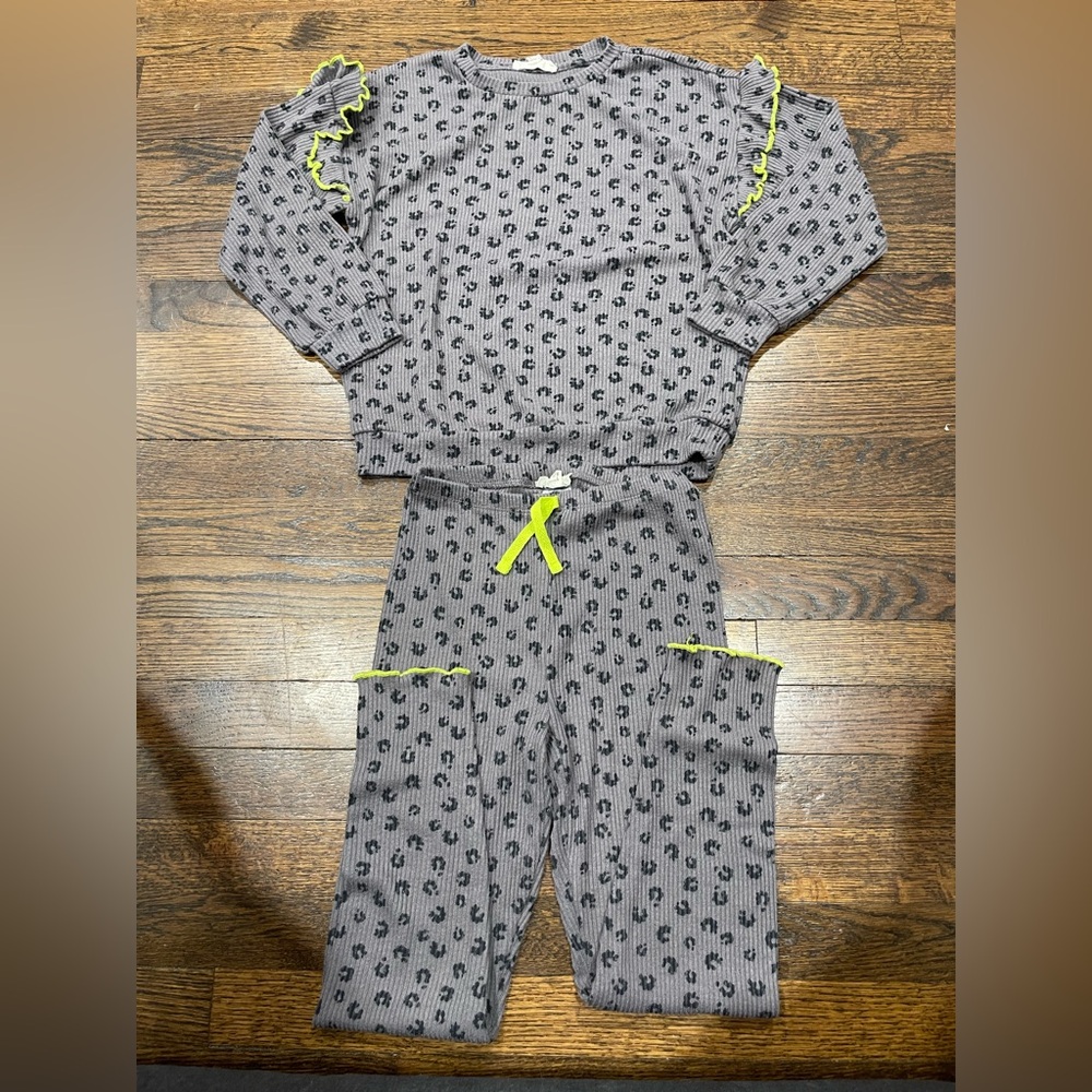 Jessica Simpson Girls ribbed Gray and green Pajama Set size 7/8